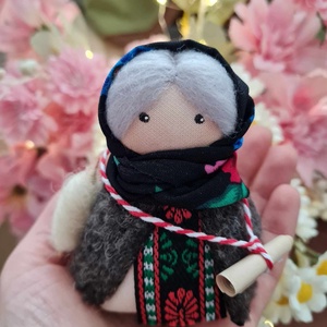 Baba Dochia, mărțișor tradițional, figurina de colecție , Jucării și echipamente pentru copii, Plușuri, Păpușă croșetată, păpușă de pluș, Cusătură, ARTYNOS