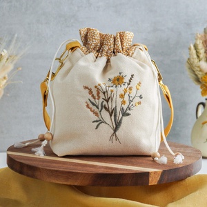 Geantă de mână din pânză crem cu motiv floral galben - Artynos.ro