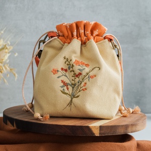 Geantă de mână din pânză crem cu motiv floral portocaliu - Artynos.ro