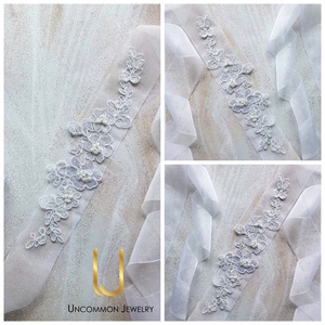 Esarfa pentru traditia dezgatiului miresei, Accesorii nunta, Ornamente de par de nunta, Accesorii par nunta, Cusatura, Broderie, Esarfa dezgatit mireasa, realizata din dantela brodata alba, decorata cu perle albe si margele tran..., ARTYNOS