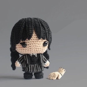 Papusa crosetata Wednesday Addams - Artynos.ro